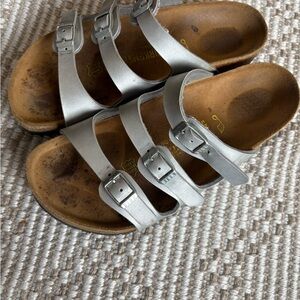 Birkenstock Florida sandals in a metallic silver sz 6.5 (37)